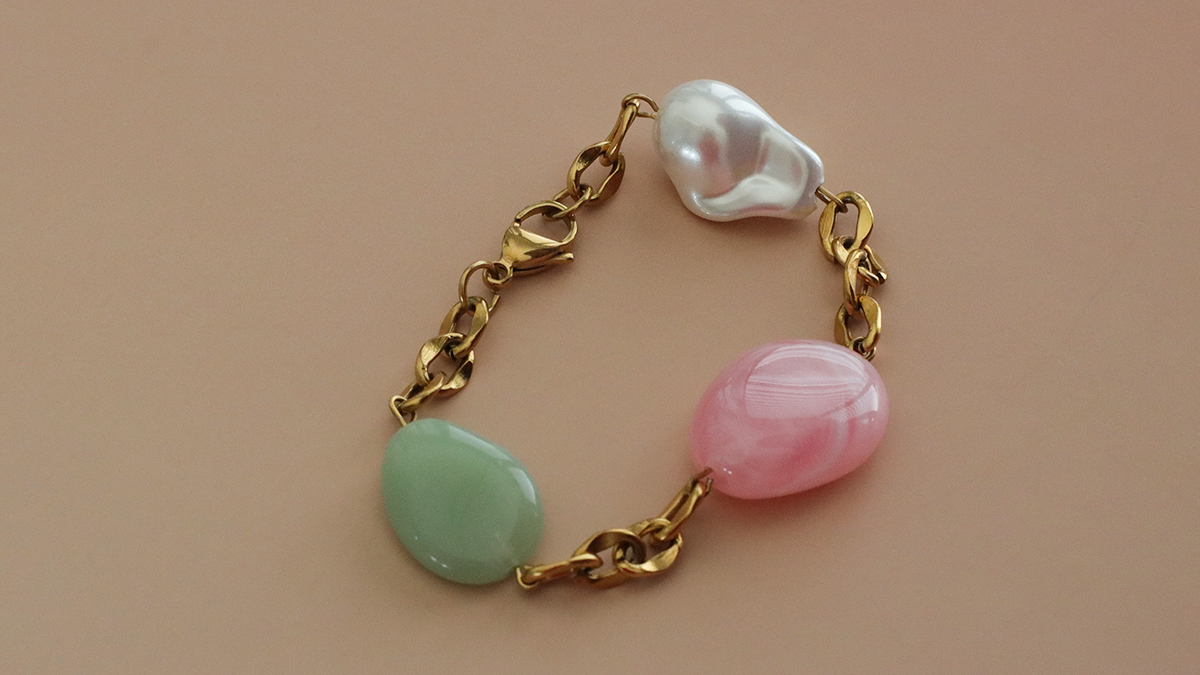 Tutoriel bracelet en perles résine et chaîne dorée : Etape 3 Tutoriel bracelet en perles résine et chaîne dorée : Etape 3