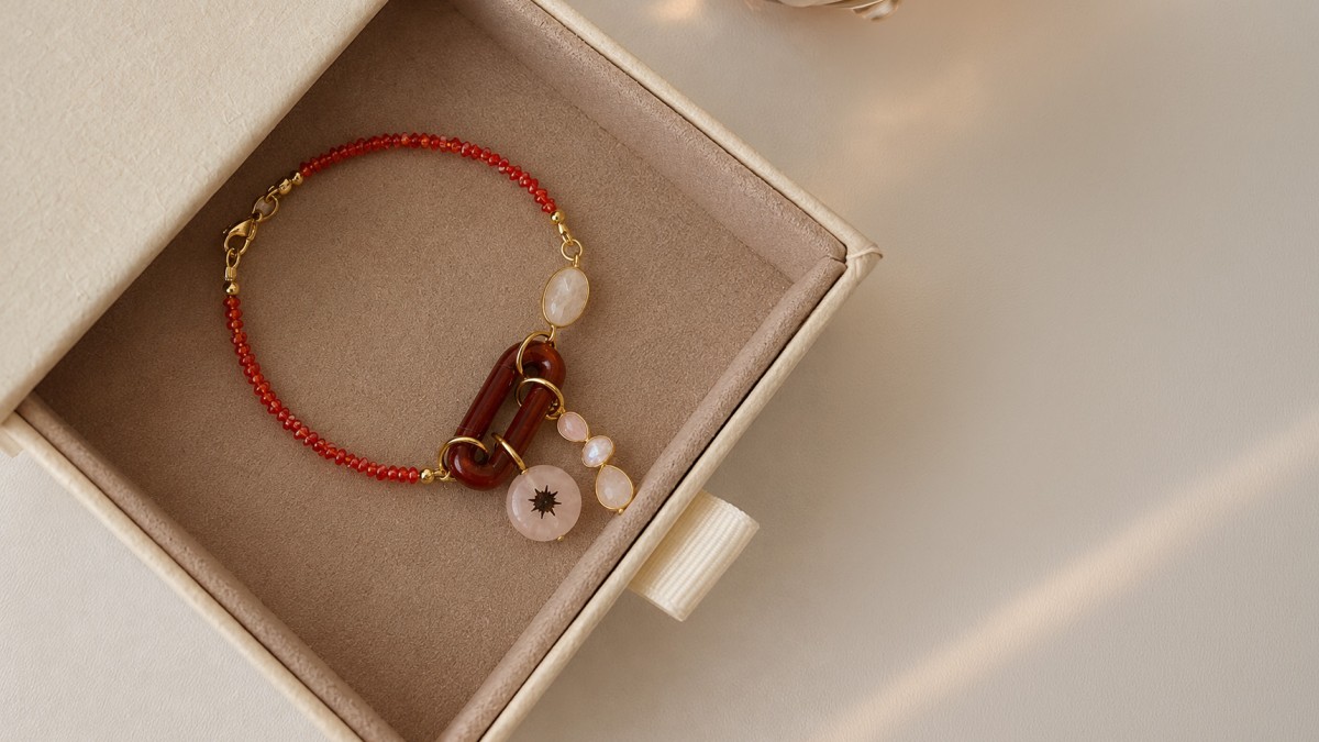 Bracelet en imitation Cornaline avec maillon en Jaspe et breloques Bracelet en imitation Cornaline avec maillon en Jaspe et breloques