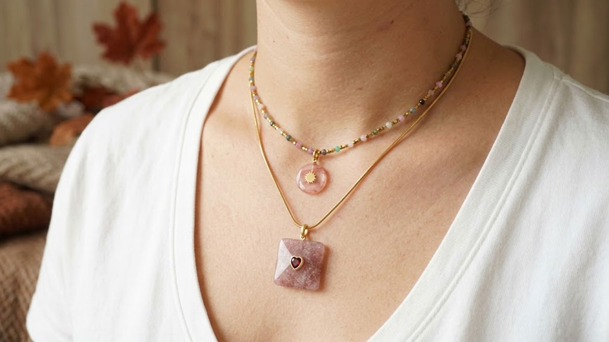 Duo de colliers en pierres naturelles tourmaline et quartz rose Duo de colliers en pierres naturelles tourmaline et quartz rose