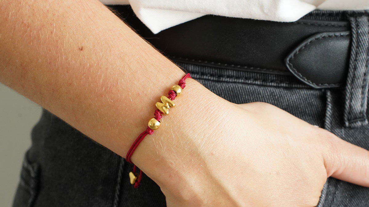 Bracelet cordon avec lettre poussoir Bracelet cordon avec lettre poussoir