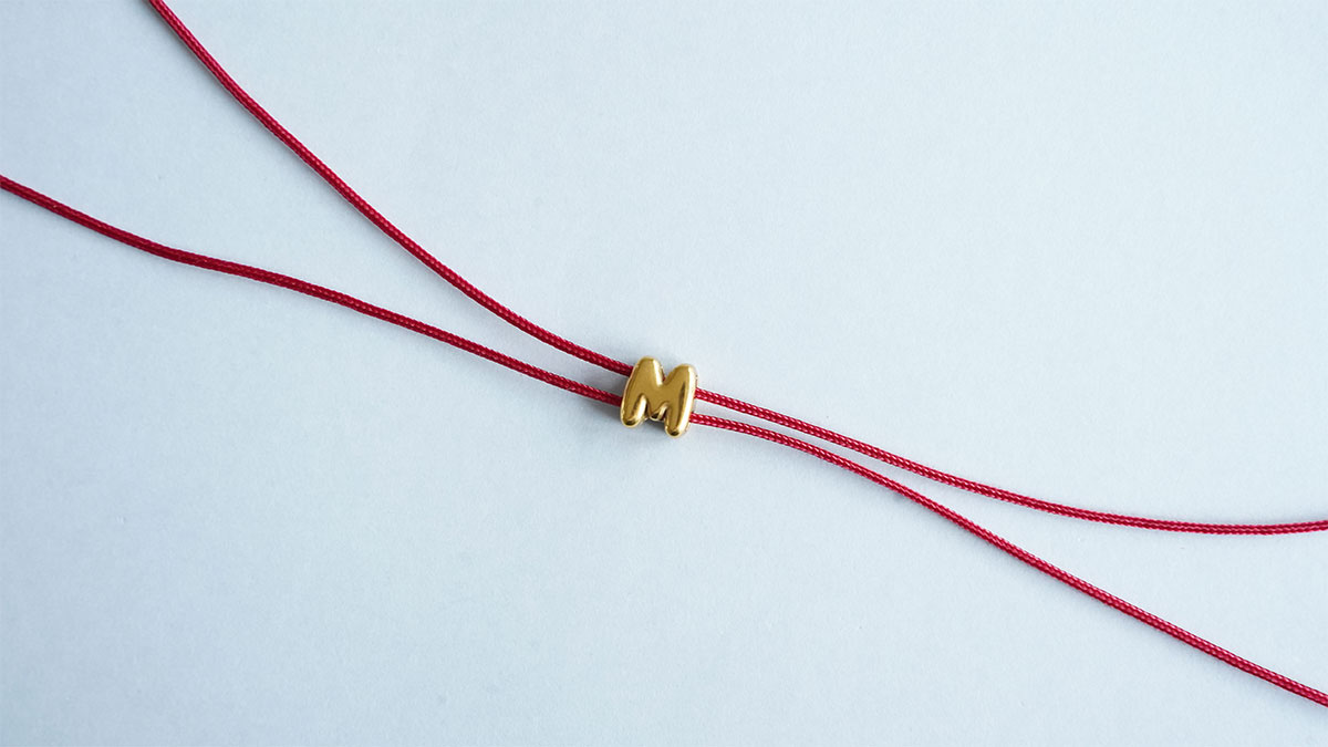 Bracelet cordon avec lettre poussoir : Etape 2 Bracelet cordon avec lettre poussoir : Etape 2