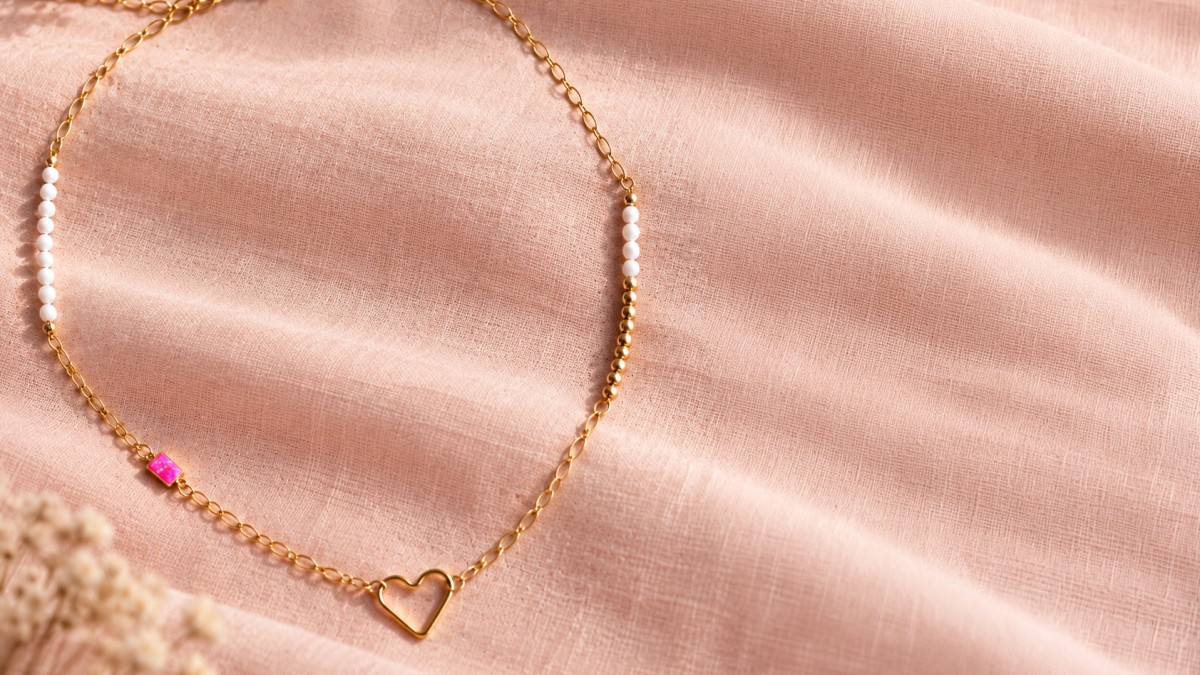 Schéma Collier en Gold Filled avec chaîne, perles nacrées et anneau cœur
