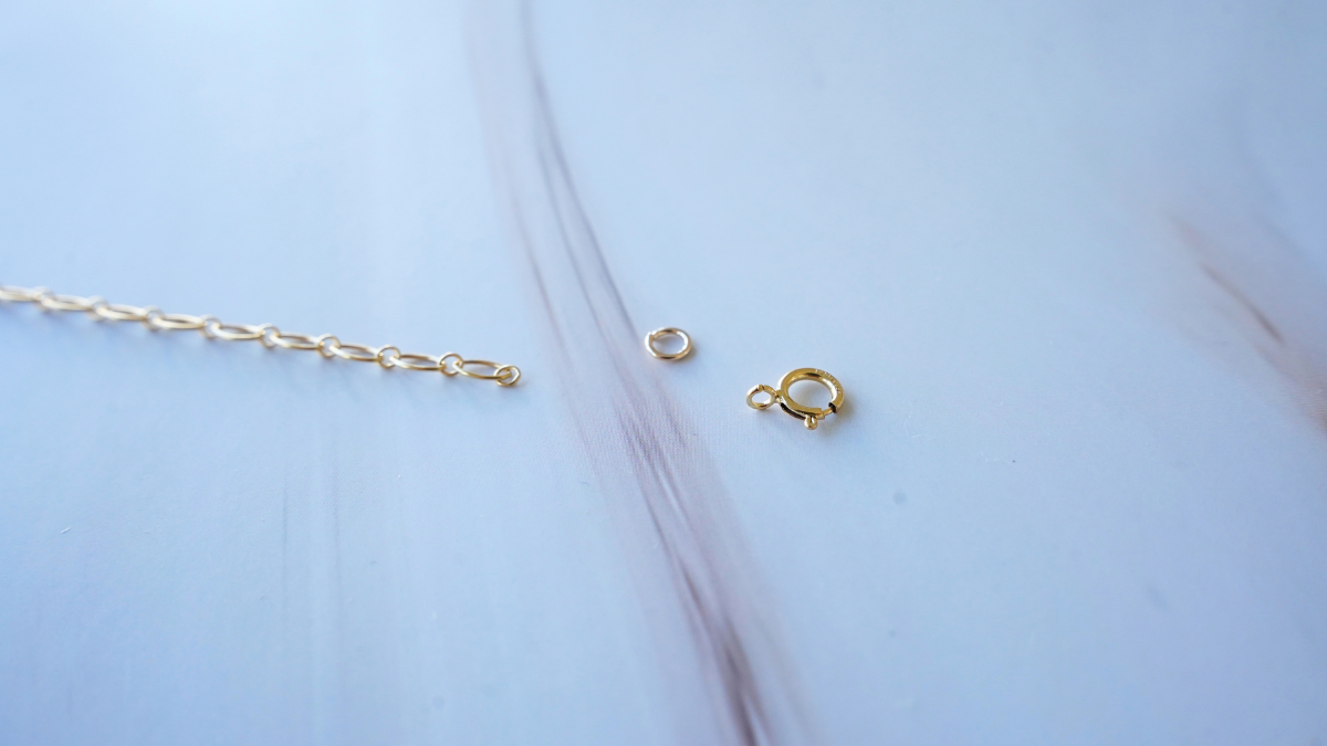 Collier en Gold Filled avec chaîne, perles nacrées et anneau cœur : Etape 2