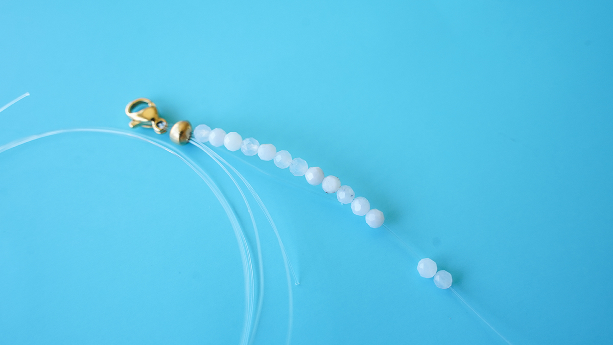 Collier triple fil en agate bleue : Etape 4 Collier triple fil en agate bleue : Etape 4