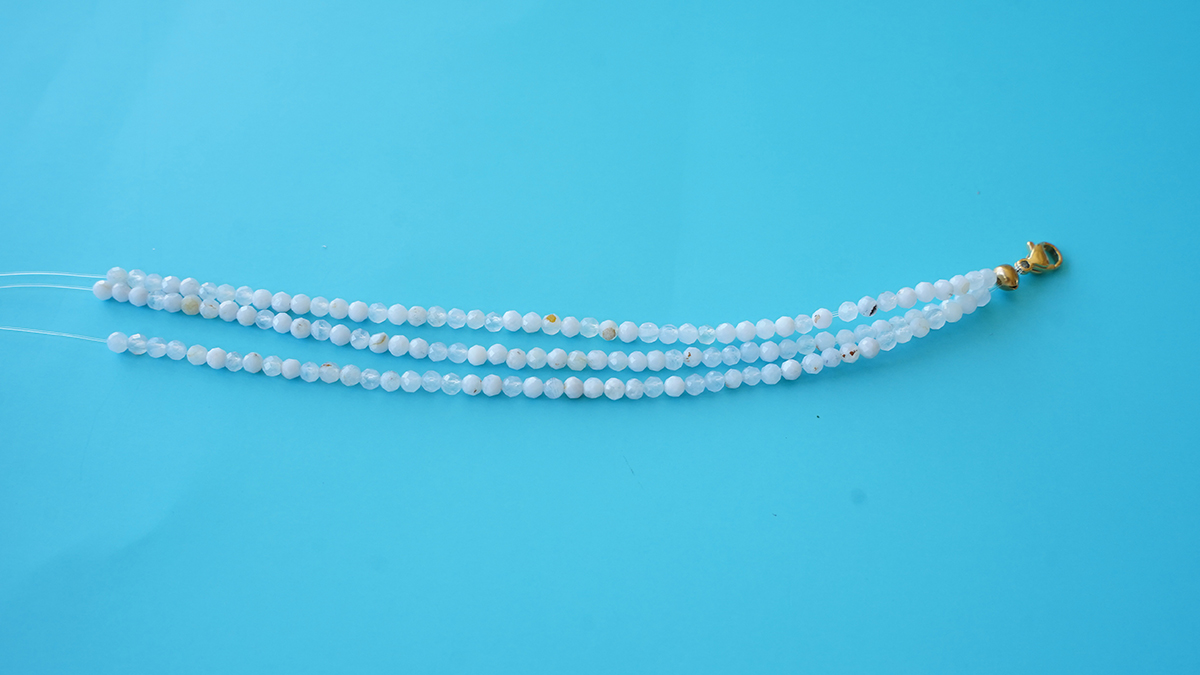 Collier triple fil en agate bleue : Etape 5 Collier triple fil en agate bleue : Etape 5