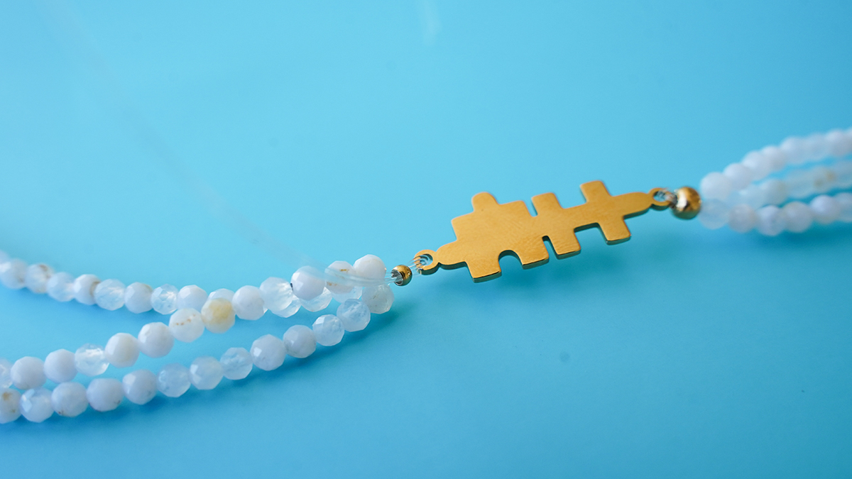 Collier triple fil en agate bleue : Etape 6 Collier triple fil en agate bleue : Etape 6