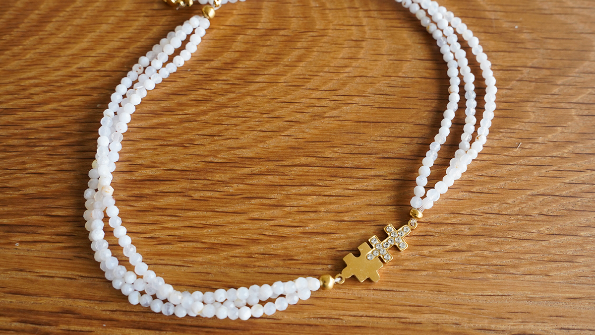 Collier triple fil en agate bleue : Etape 7 Collier triple fil en agate bleue : Etape 7