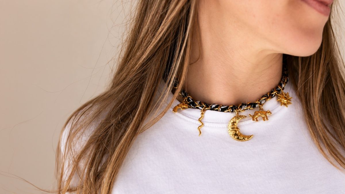 Collier bandana noir et pendentifs dorés