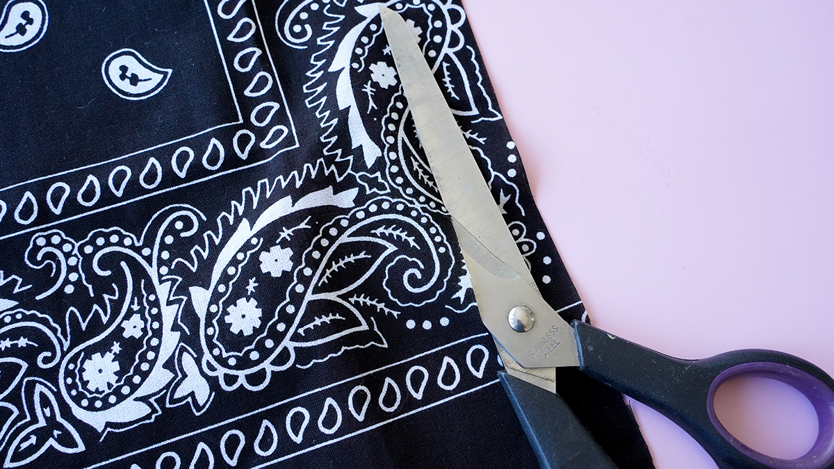 Collier bandana noir et pendentifs dorés : Etape 1