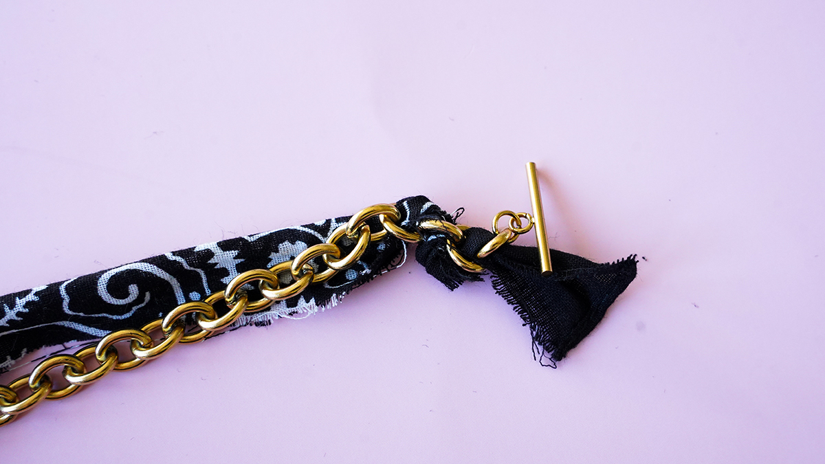 Collier bandana noir et pendentifs dorés : Etape 2