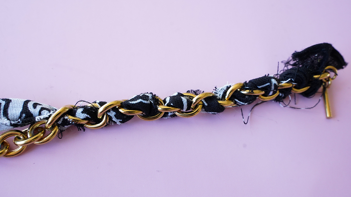 Collier bandana noir et pendentifs dorés : Etape 3
