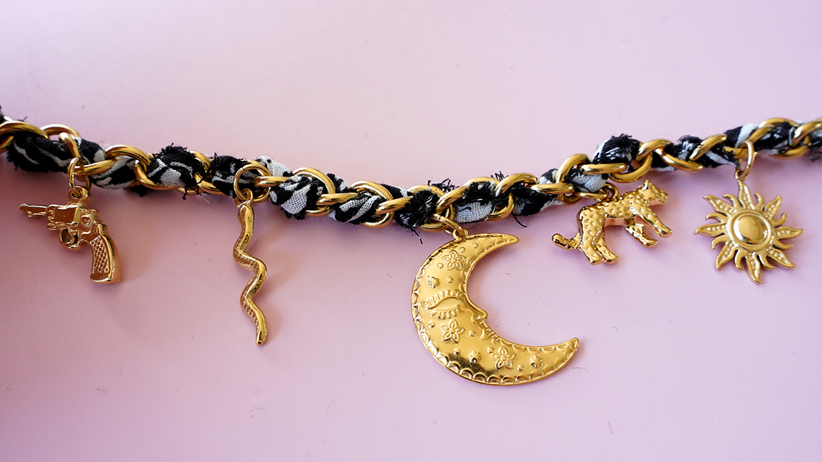 Collier bandana noir et pendentifs dorés : Etape 4