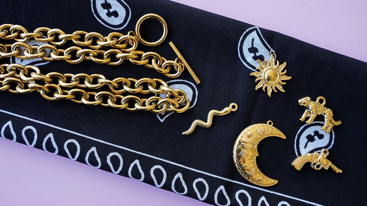 Collier bandana noir et pendentifs dorés : Etape 5