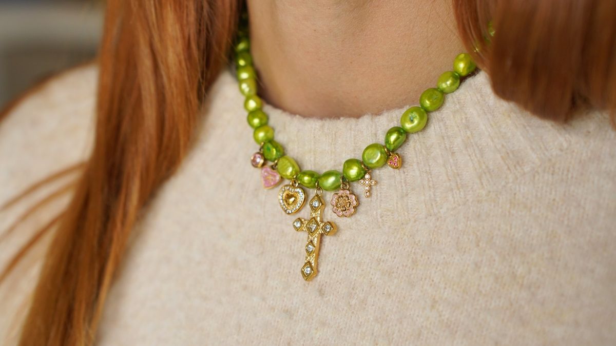 Collier de perles d'eau douce vert anis et breloques en acier inoxydable doré et rose Collier de perles d'eau douce vert anis et breloques en acier inoxydable doré et rose