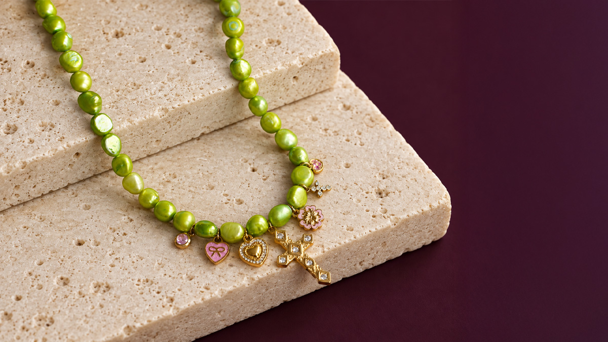 Schéma Collier de perles d'eau douce vert anis et breloques en acier inoxydable doré et rose