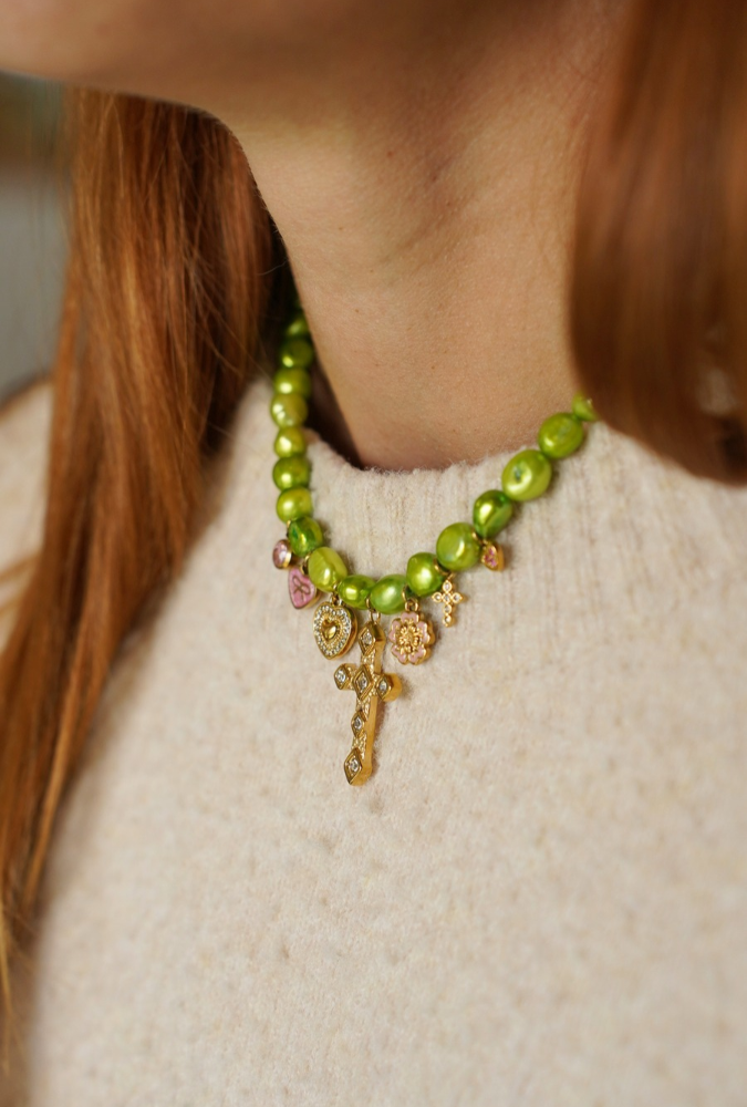 Schéma Collier de perles d'eau douce vert anis et breloques en acier inoxydable doré et rose