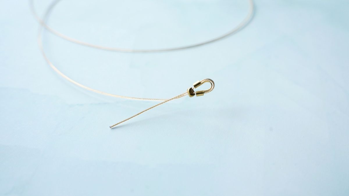 Collier de perles d'eau douce vert anis et breloques en acier inoxydable doré et rose : Etape 1