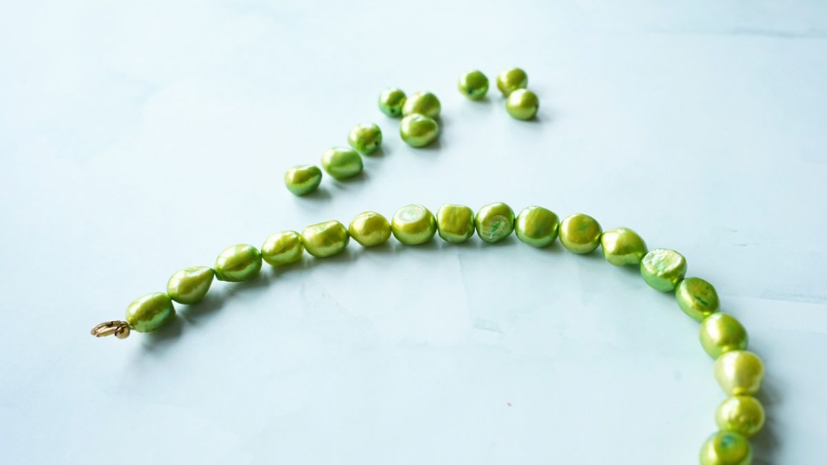 Collier de perles d'eau douce vert anis et breloques en acier inoxydable doré et rose : Etape 2
