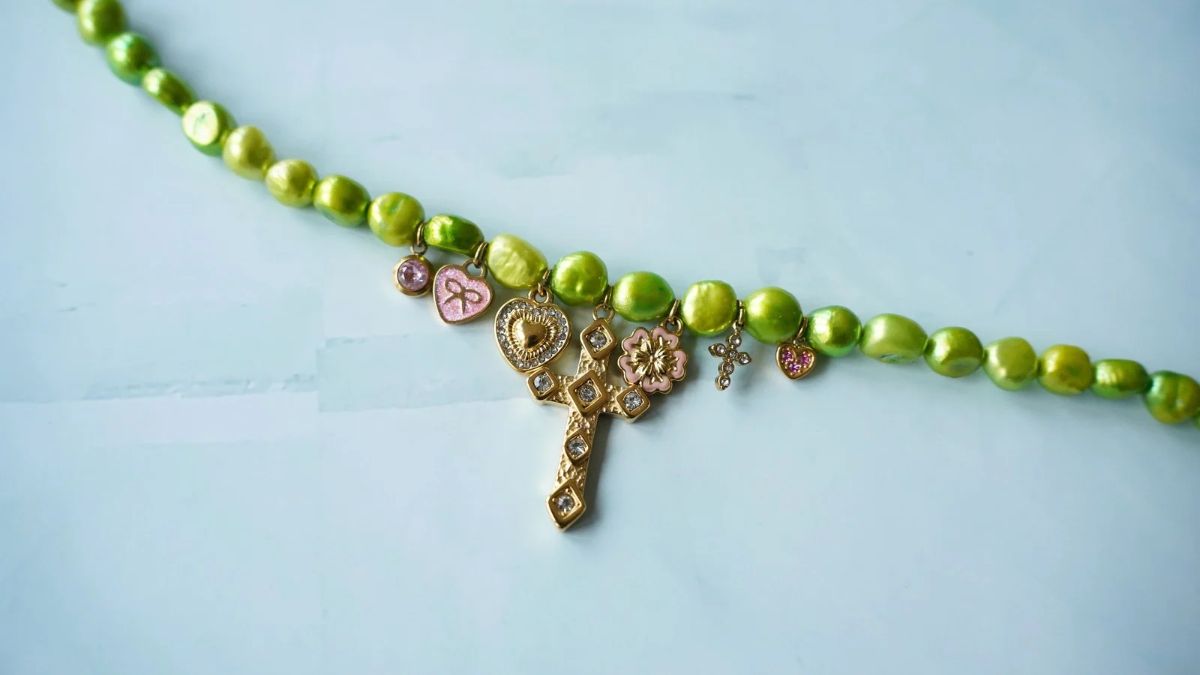 Collier de perles d'eau douce vert anis et breloques en acier inoxydable doré et rose : Etape 3