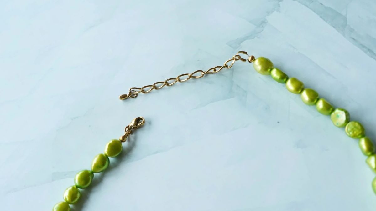 Collier de perles d'eau douce vert anis et breloques en acier inoxydable doré et rose : Etape 4