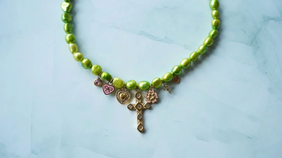 Collier de perles d'eau douce vert anis et breloques en acier inoxydable doré et rose : Etape 5