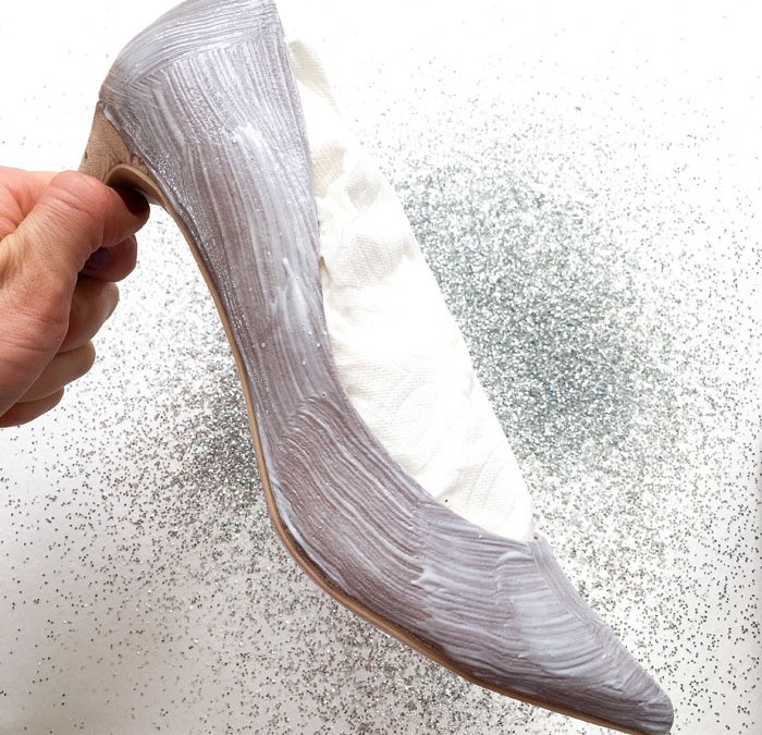 DIY Customisation de chaussures à talons avec des paillettes argent : Etape 2 DIY Customisation de chaussures à talons avec des paillettes argent : Etape 2