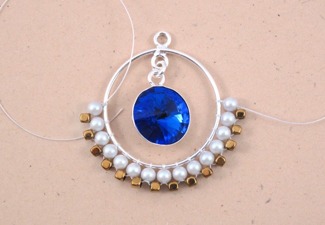 Créoles tissées perles nacrées PureCrystal mini-hématites : Etape 2