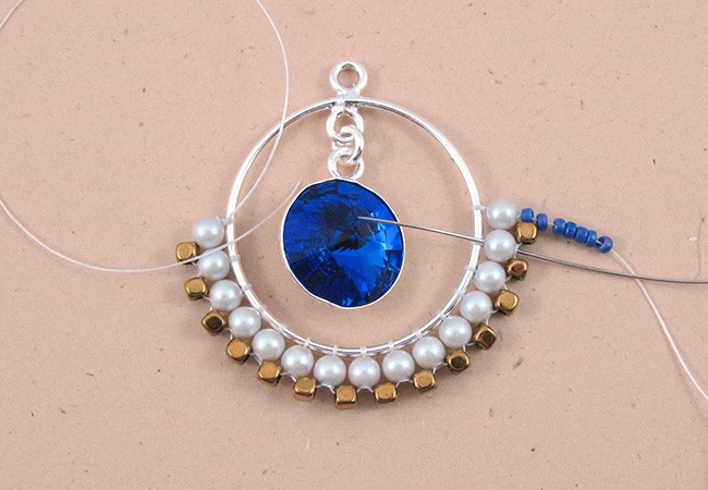 Créoles tissées perles nacrées PureCrystal mini-hématites : Etape 3