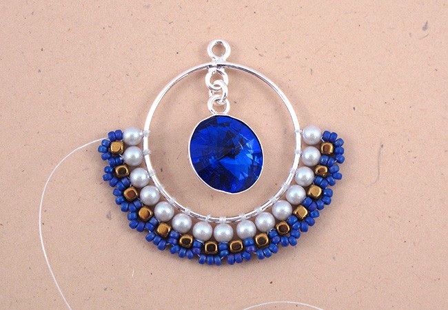 Créoles tissées perles nacrées PureCrystal mini-hématites : Etape 4