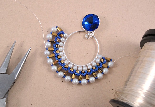 Créoles tissées perles nacrées PureCrystal mini-hématites : Etape 6