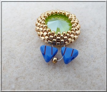 Boucles d'oreilles Salomé en PureCrystal majestic blue et lime et perles en verre Amos® par Puca® : Etape 6