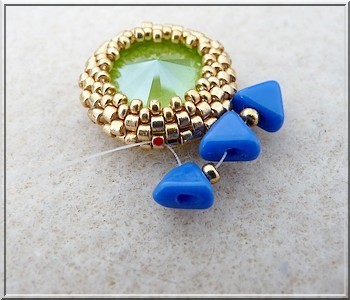 Boucles d'oreilles Salomé en PureCrystal majestic blue et lime et perles en verre Amos® par Puca® : Etape 8