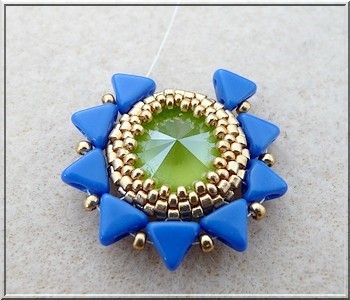 Boucles d'oreilles Salomé en PureCrystal majestic blue et lime et perles en verre Amos® par Puca® : Etape 9