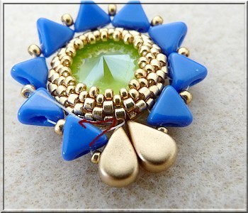 Boucles d'oreilles Salomé en PureCrystal majestic blue et lime et perles en verre Amos® par Puca® : Etape 11