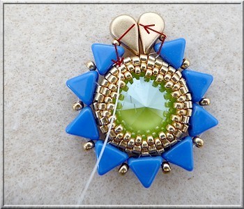 Boucles d'oreilles Salomé en PureCrystal majestic blue et lime et perles en verre Amos® par Puca® : Etape 12