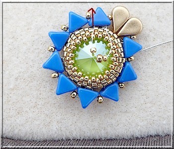 Boucles d'oreilles Salomé en PureCrystal majestic blue et lime et perles en verre Amos® par Puca® : Etape 13