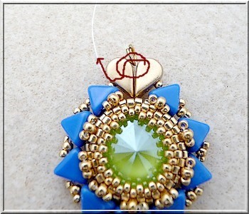 Boucles d'oreilles Salomé en PureCrystal majestic blue et lime et perles en verre Amos® par Puca® : Etape 16