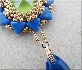 Boucles d'oreilles Salomé en PureCrystal majestic blue et lime et perles en verre Amos® par Puca® : Etape 17