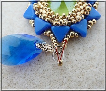 Boucles d'oreilles Salomé en PureCrystal majestic blue et lime et perles en verre Amos® par Puca® : Etape 18