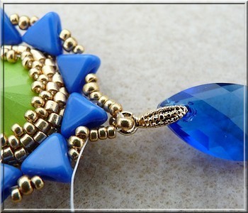 Boucles d'oreilles Salomé en PureCrystal majestic blue et lime et perles en verre Amos® par Puca® : Etape 19