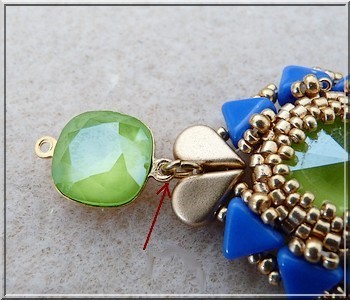 Boucles d'oreilles Salomé en PureCrystal majestic blue et lime et perles en verre Amos® par Puca® : Etape 22