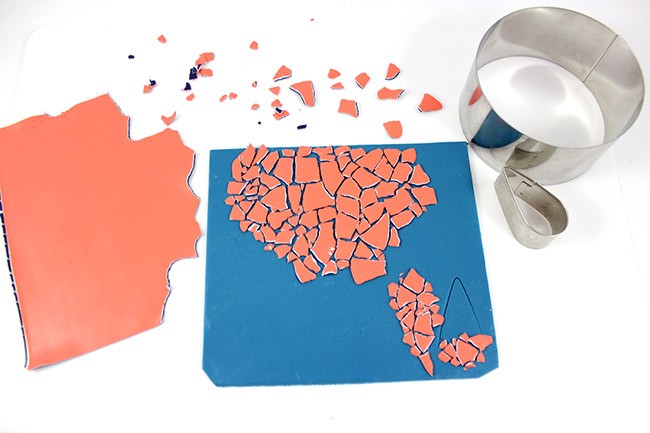 Parure plastron et boucles d'oreilles en Fimo couleur flamingo avec des cauris : Etape 3 Parure plastron et boucles d'oreilles en Fimo couleur flamingo avec des cauris : Etape 3