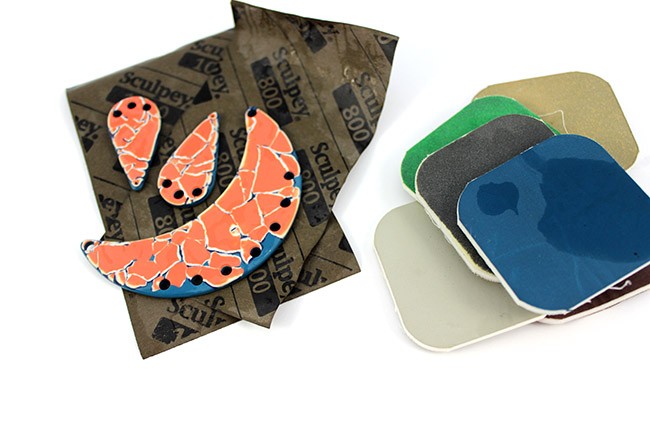 Parure plastron et boucles d'oreilles en Fimo couleur flamingo avec des cauris : Etape 7 Parure plastron et boucles d'oreilles en Fimo couleur flamingo avec des cauris : Etape 7