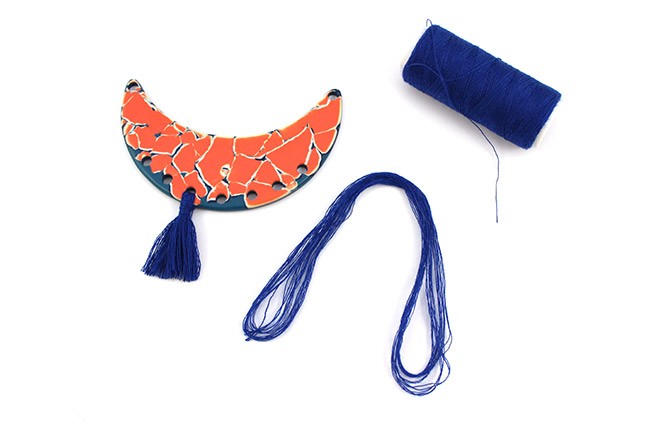 Parure plastron et boucles d'oreilles en Fimo couleur flamingo avec des cauris : Etape 8 Parure plastron et boucles d'oreilles en Fimo couleur flamingo avec des cauris : Etape 8