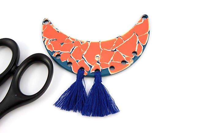 Parure plastron et boucles d'oreilles en Fimo couleur flamingo avec des cauris : Etape 10 Parure plastron et boucles d'oreilles en Fimo couleur flamingo avec des cauris : Etape 10