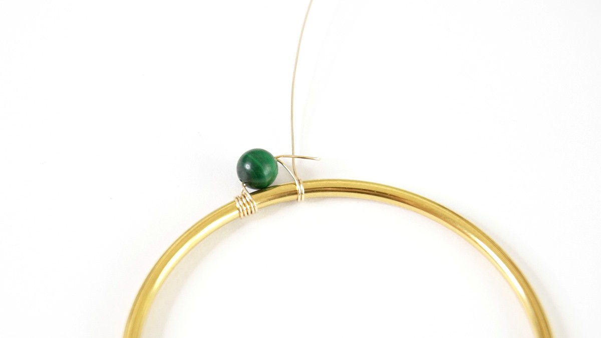 Créoles avec des perles en pierre naturelle malachites : Etape 2 Créoles avec des perles en pierre naturelle malachites : Etape 2