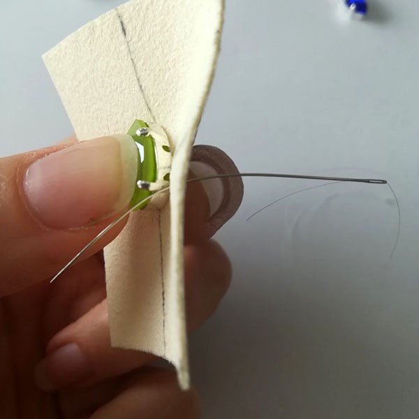 Boucles d'oreilles cabochons PureCrystal majestic blue, buttercup et lime : Etape 5 Boucles d'oreilles cabochons PureCrystal majestic blue, buttercup et lime : Etape 5