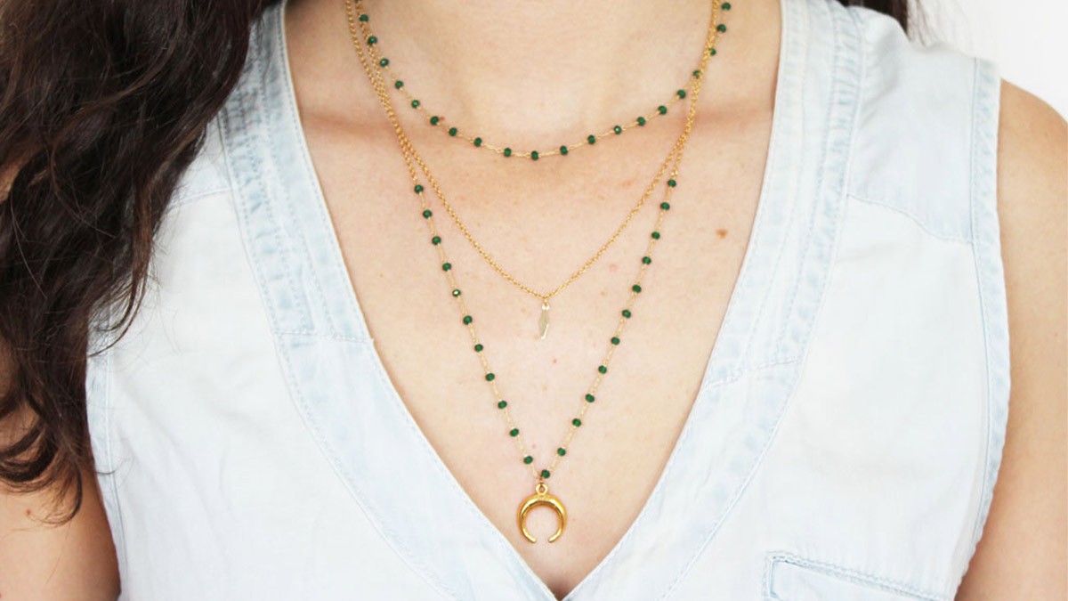 DIY bijoux Collier multirang fantaisie avec une chaîne perlée et un pendentif corne DIY bijoux Collier multirang fantaisie avec une chaîne perlée et un pendentif corne