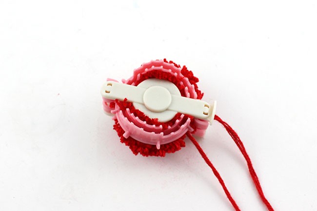 Bijou de sac pompon cœur en laine : Etape 9