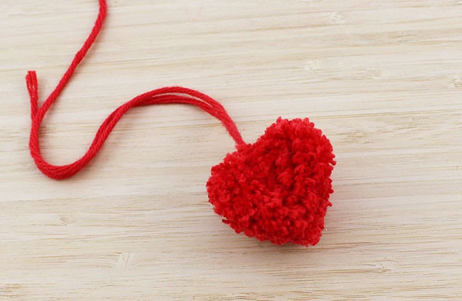 Bijou de sac pompon cœur en laine : Etape 10